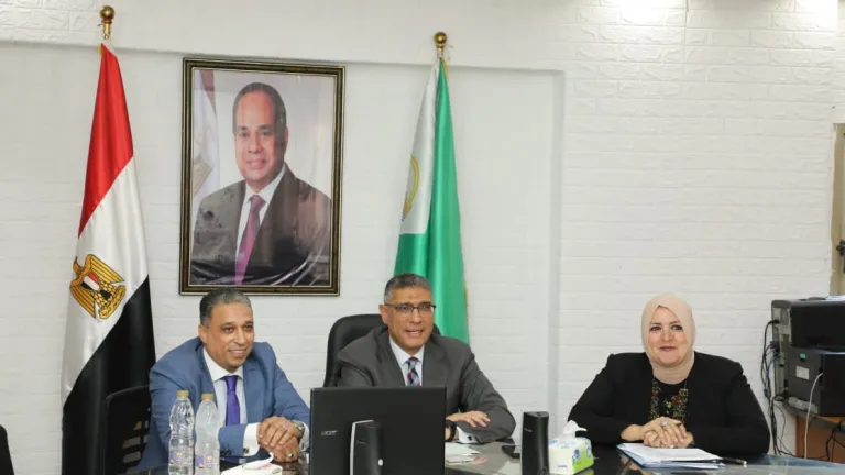 في قلب الحدث .. محافظ الجيزة يقود غرفة العمليات ويتابع تفاصيل الامتحانات بدقة