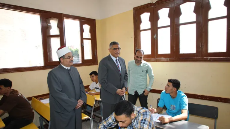في زيارة ميدانية .. محافظ الجيزة يتابع امتحانات الأزهر بكرداسة ويوجه برفع الطوارئ