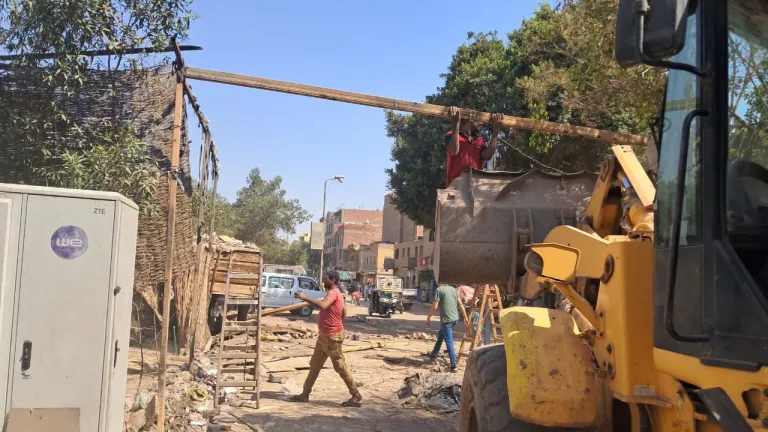 وداعًا للعشوائية .. "الجيزة" تمهد الطريق لإنشاء موقف نموذجي في المنوات