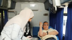دمك حياة لغيرك .. ومحافظ الجيزة أول المتبرعين