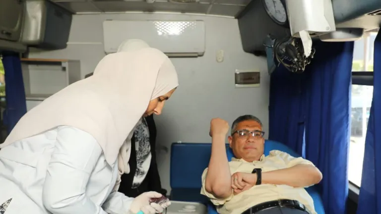 دمك حياة لغيرك .. ومحافظ الجيزة أول المتبرعين
