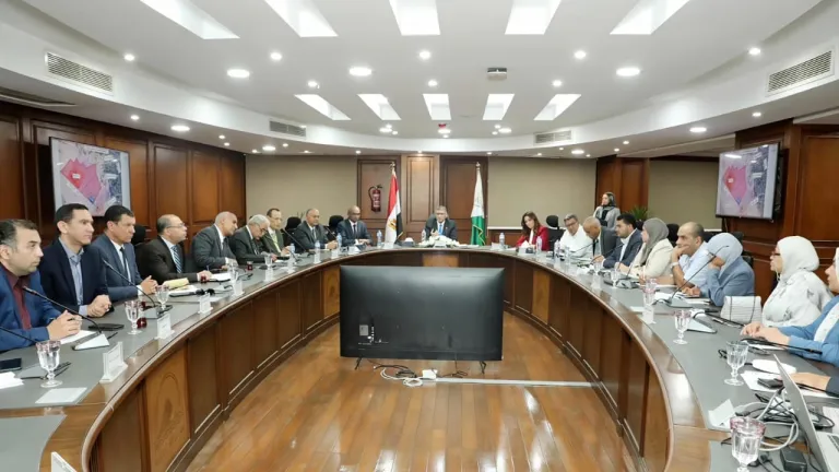 اجتماع طارئ يكشف أسرار خطوط المياه والصرف بالجيزة .. ما لم يُعلن من قبل