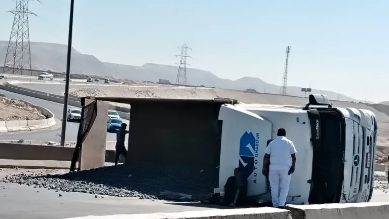 كاميرا "حواديت أون لاين" وسط الأزمة .. انقلاب تريلا يحوّل الطريق الأوسطي إلى كتلة توقف مروري