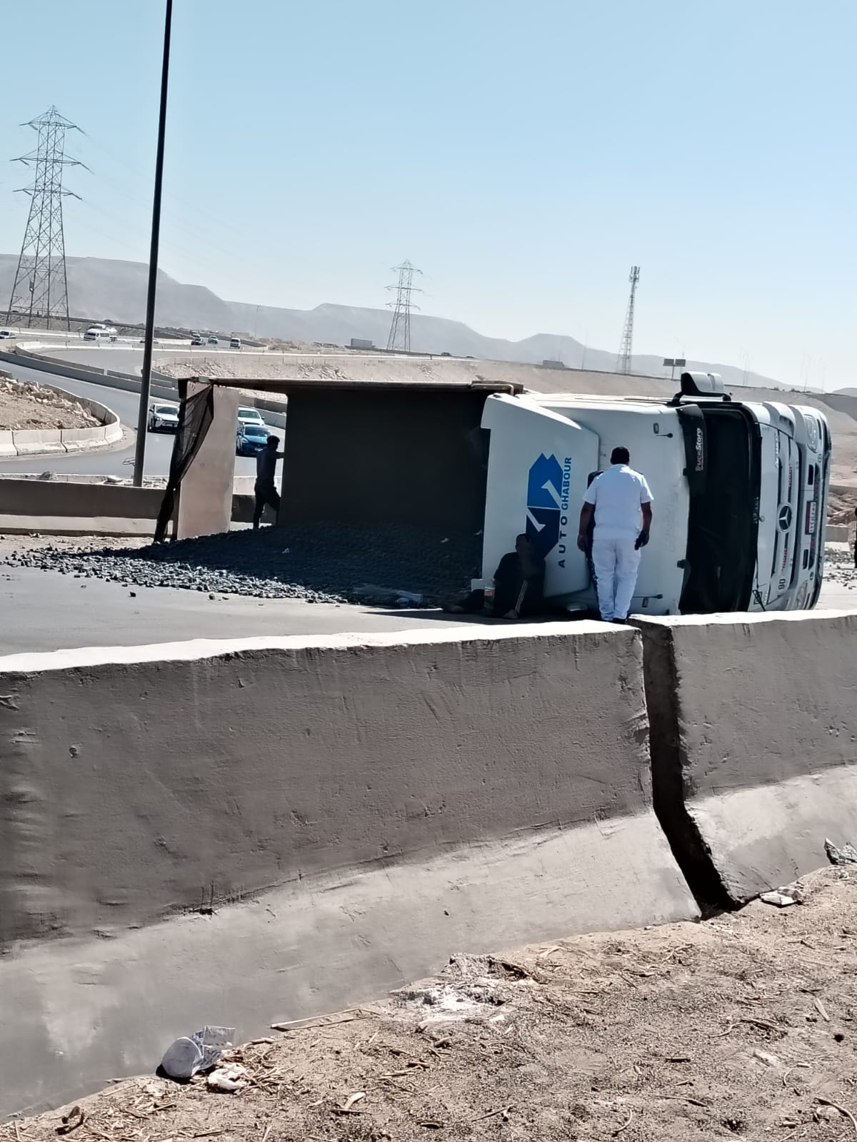 انقلاب تريلا "تصوير" من قلب الحدث