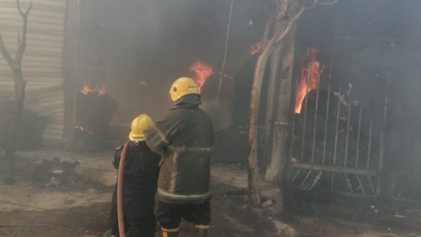 حريق يضرب مخزنًا في قلب الموسكي .. والحماية المدنية تتدخل في الوقت المناسب 1 حريق يضرب مخزنًا في قلب الموسكي .. والحماية المدنية تتدخل في الوقت المناسب