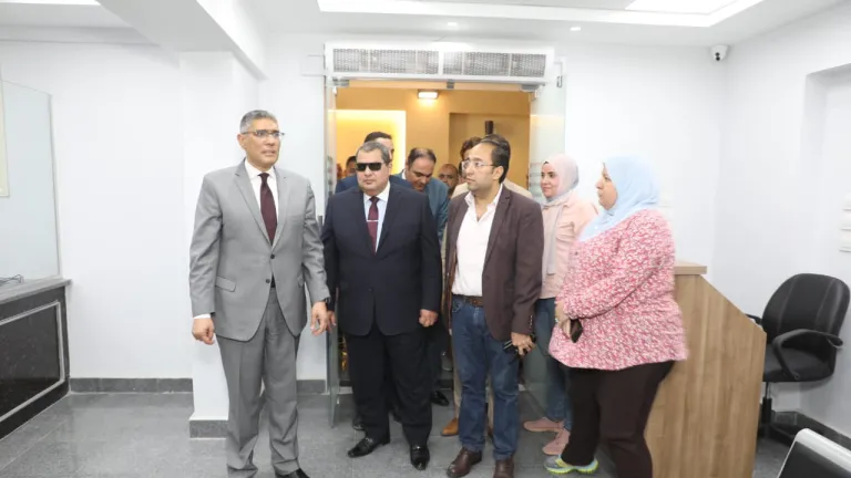 ماذا يحدث داخل المركز التكنولوجي بحي جنوب؟ جولة المحافظ تكشف التفاصيل