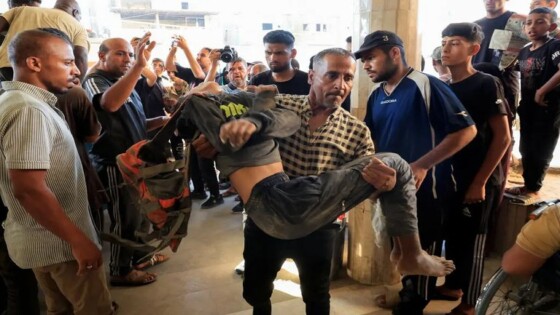 تظاهرت بالموت لأبقى حيًا .. كيف تحولت طوابير الخبز في غزة إلى فخاخ موت جماعي؟
