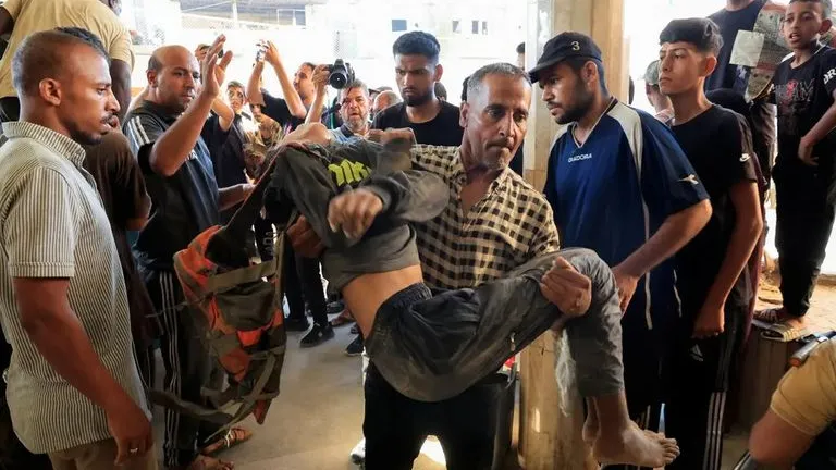 تظاهرت بالموت لأبقى حيًا .. كيف تحولت طوابير الخبز في غزة إلى فخاخ موت جماعي؟