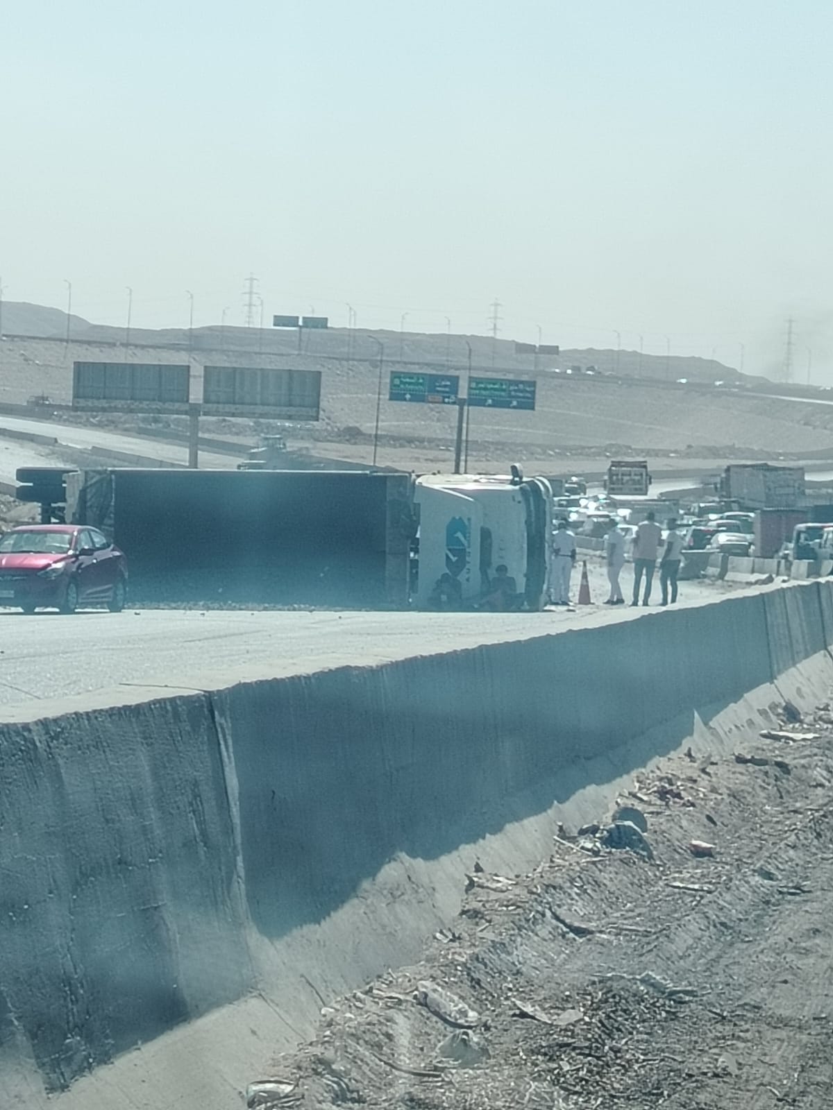 كاميرا "حواديت أون لاين" وسط الأزمة .. انقلاب تريلا يحوّل الطريق الأوسطي إلى كتلة توقف مروري 2 كاميرا "حواديت أون لاين" وسط الأزمة .. انقلاب تريلا يحوّل الطريق الأوسطي إلى كتلة توقف مروري