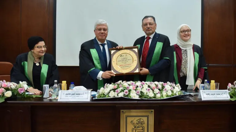 خطوة غير متوقعة .. وزير التعليم العالي يناقش باحثًا شابًا ويتحدث عن ربط البحث بالصناعة