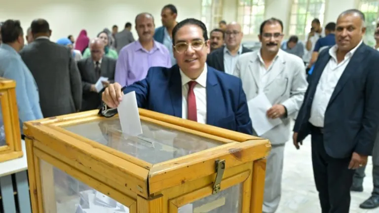 رئيس جامعة القاهرة يدلي بصوته في انتخابات صندوق الزمالة ويؤكد: تطوير الخدمات وتعظيم الموارد أولوية