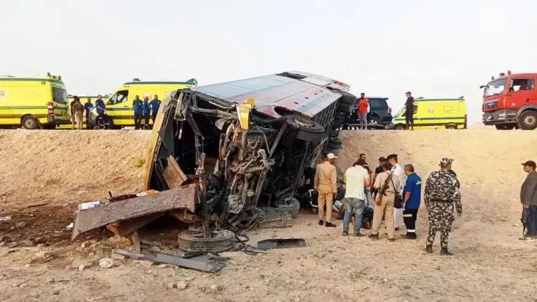 حادث يعصف بالأرواح .. مصرع رجل وسيدة وإصابة العشرات في انقلاب أتوبيس