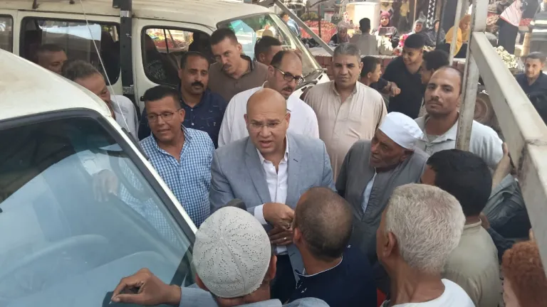 وجهاً لوجه مع الأهالي .. نائب المحافظ يستمع للشكاوى ويوجه بحلول عاجلة