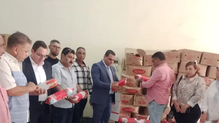 فضيحة بالطالبية .. ماذا وُجد داخل المخزن قبل طرحه على موائد المواطنين؟