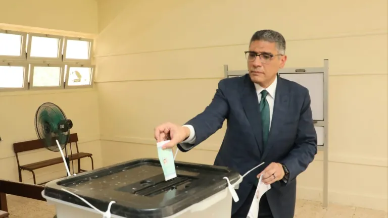 محافظ الجيزة من داخل لجنة أكتوبر: انتخابات الشيوخ تسير بانتظام دون معوقات