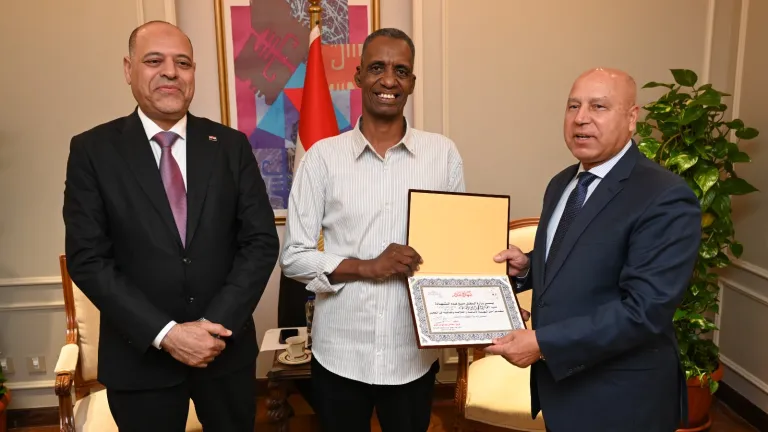 بطل المزلقان .. عم طارق ينقذ شابًا من الموت تحت عجلات القطار ويحظى بتكريم وزاري رفيع