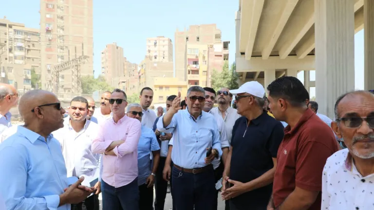 محافظ الجيزة يسير على الأقدام لمتابعة أعمال التطوير بمحيط مستشفى بولاق الدكرور ومحطة مترو الجامعة