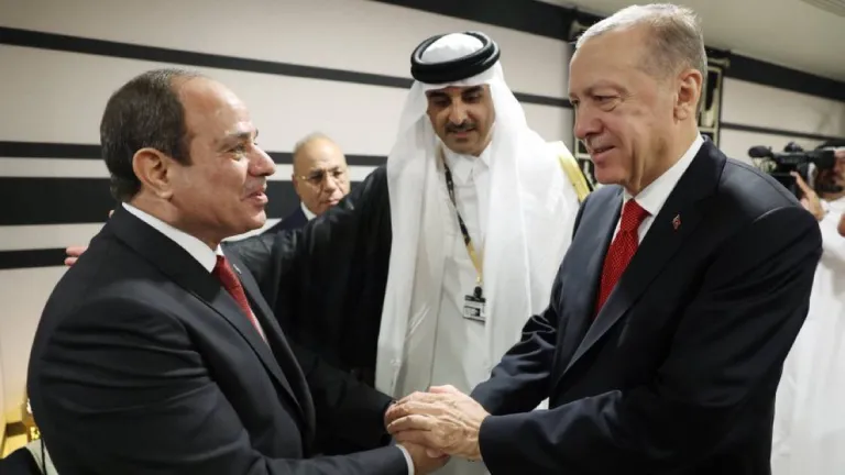 من الدوحة .. لقاء السيسي وأردوغان يرسم ملامح مرحلة جديدة ويكشف كواليس أخطر مما ظهر للإعلام حول غزة