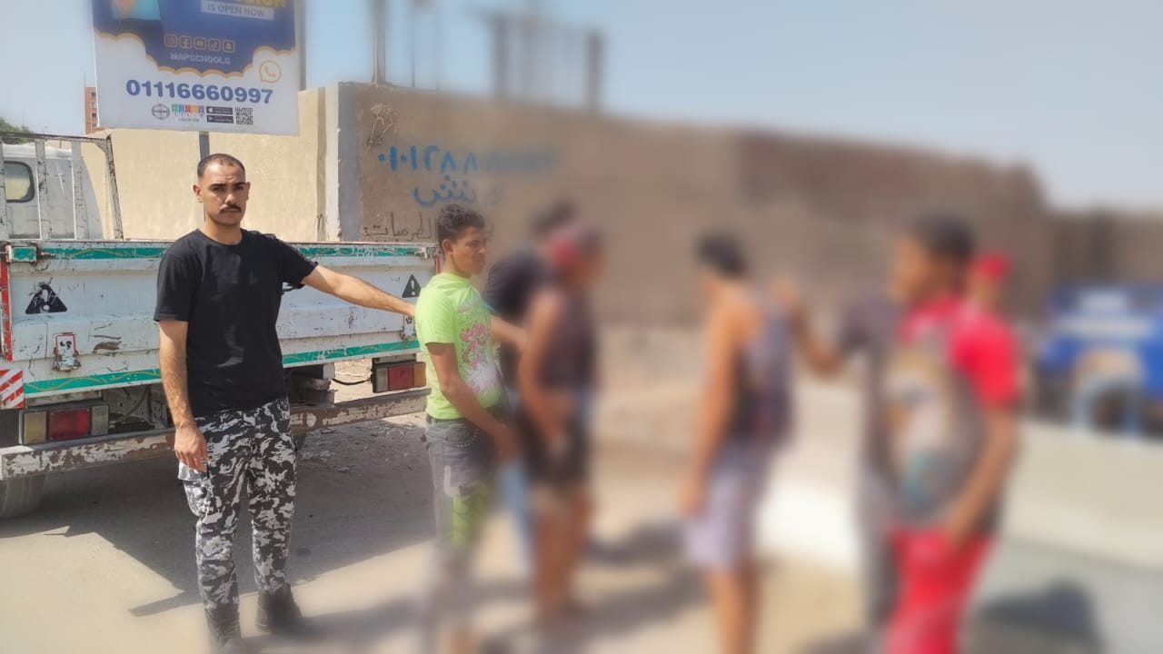 أسلحة بيضاء وسط الطريق .. لحظة القبض على النباشين بالمريوطية