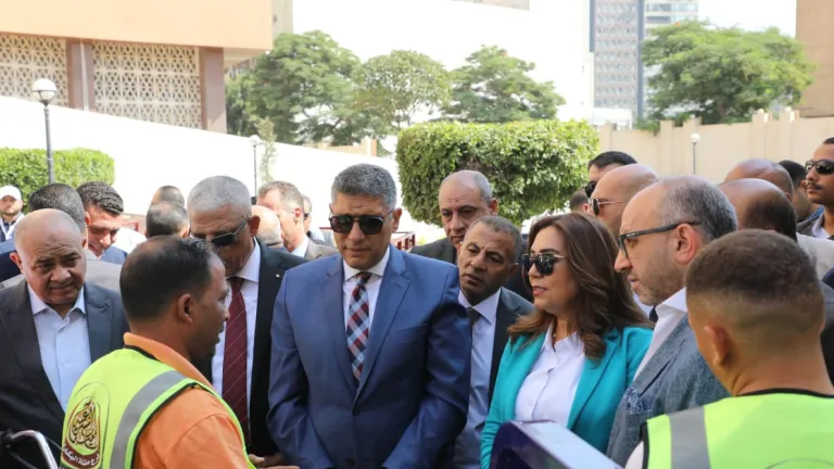 منال عوض والنجار يطلقان سلاح النظافة الخفيف لحل أزمة الشوارع الضيقة