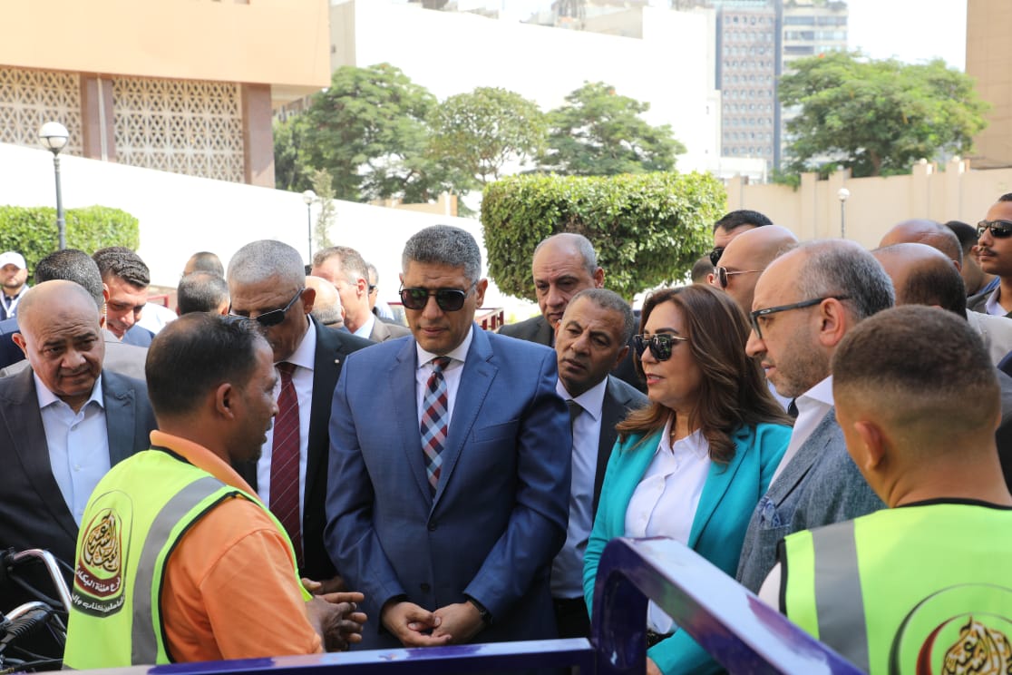 منال عوض والنجار يطلقان سلاح النظافة الخفيف لحل أزمة الشوارع الضيقة