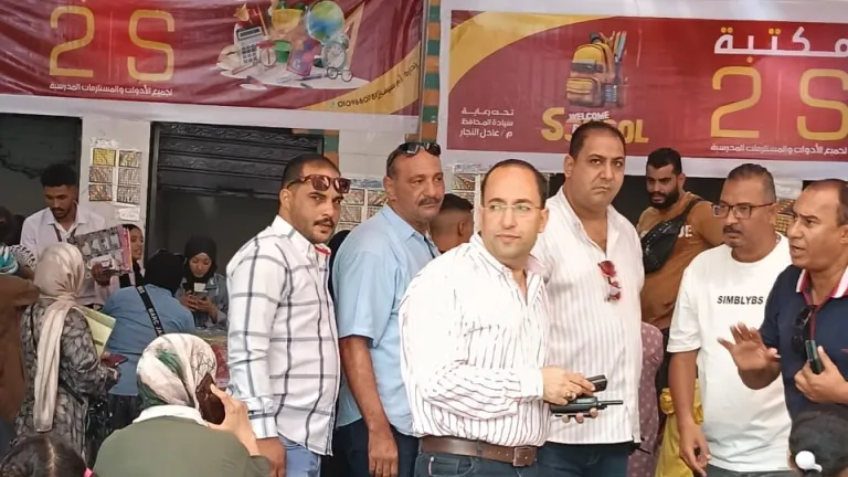 رئيس حي جنوب الجيزة يتفقد معرض "أهلاً مدارس" ويوجه بتوفير المستلزمات للجميع