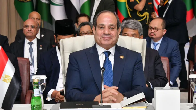 كلمة السيسي تهز القمة: مصر الدرع الحامي للسيادة العربية والإسلامية .. أمن العرب والإسلام خط أحمر .. ومصر لن تسمح بفرض الأمر الواقع