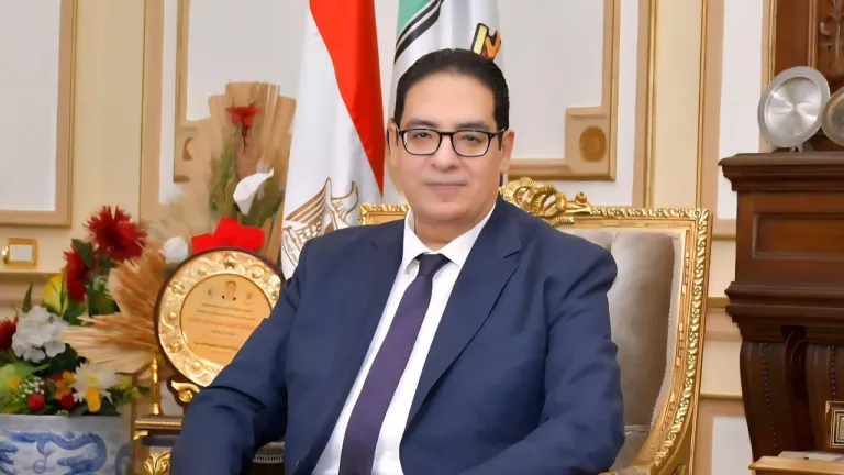 لماذا أعاد رئيس جامعة القاهرة تشكيل القيادات العلمية بطب قصر العيني؟