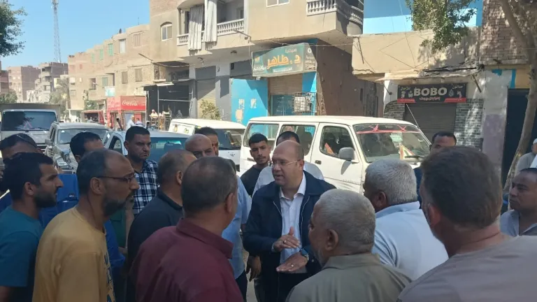 من قلب الشارع .. نائب محافظ الجيزة بين الناس والمعدات في جولة مفاجئة