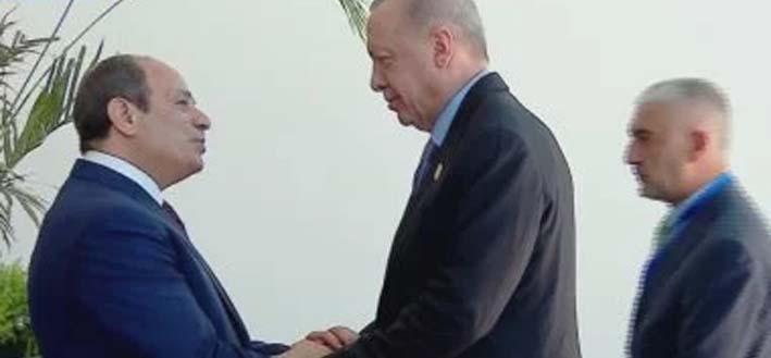 السيسي يستقبل أردوغان في شرم الشيخ قبيل انطلاق قمة السلام الدولية