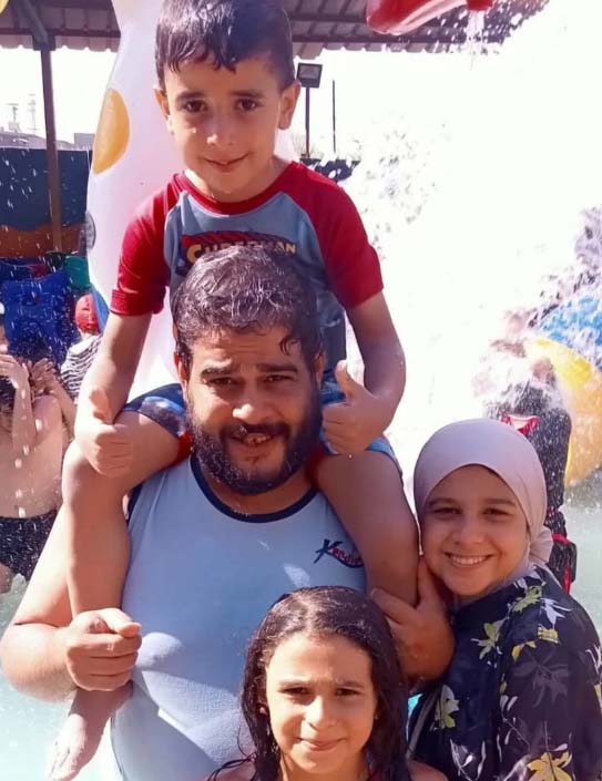 "بابا يا قلبي متزعلش".. رسالة طفلة تُبكي القبور في وداع والدها المقتول بالبدرشين