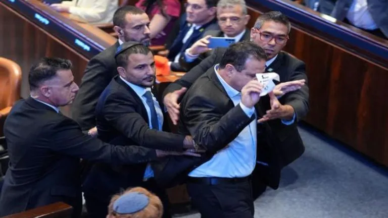 في عقر الكنيست .. نائبان يهتفان: "اعترف بفلسطين" ويُطردان على الهواء!