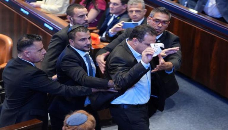 في عقر الكنيست .. نائبان يهتفان: "اعترف بفلسطين" ويُطردان على الهواء!