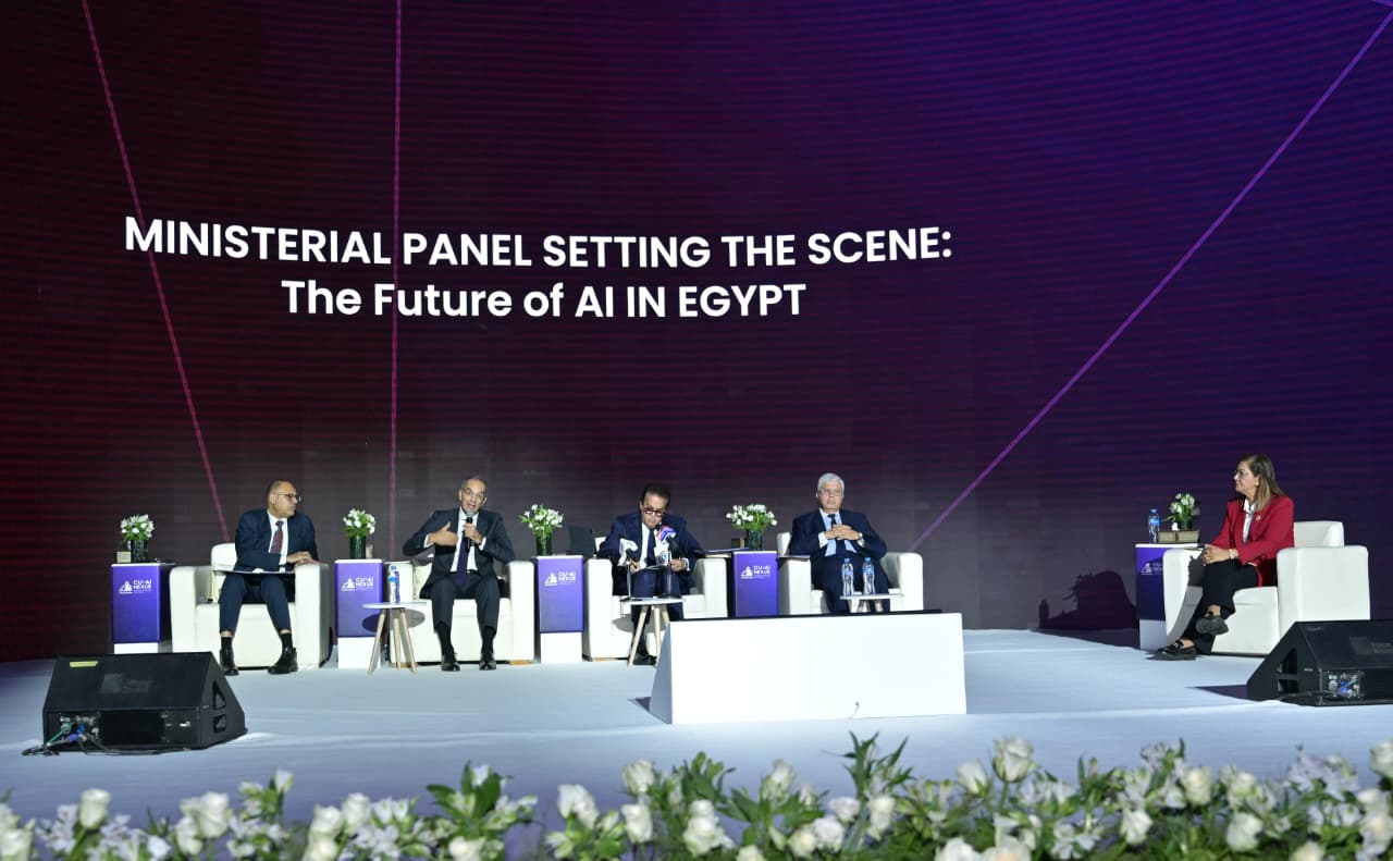 وزراء مصر يرسمون خريطة المستقبل الرقمي .. الذكاء الاصطناعي يقود قاطرة التنمية والتحول المؤسسي 1 وزراء مصر يرسمون خريطة المستقبل الرقمي .. الذكاء الاصطناعي يقود قاطرة التنمية والتحول المؤسسي