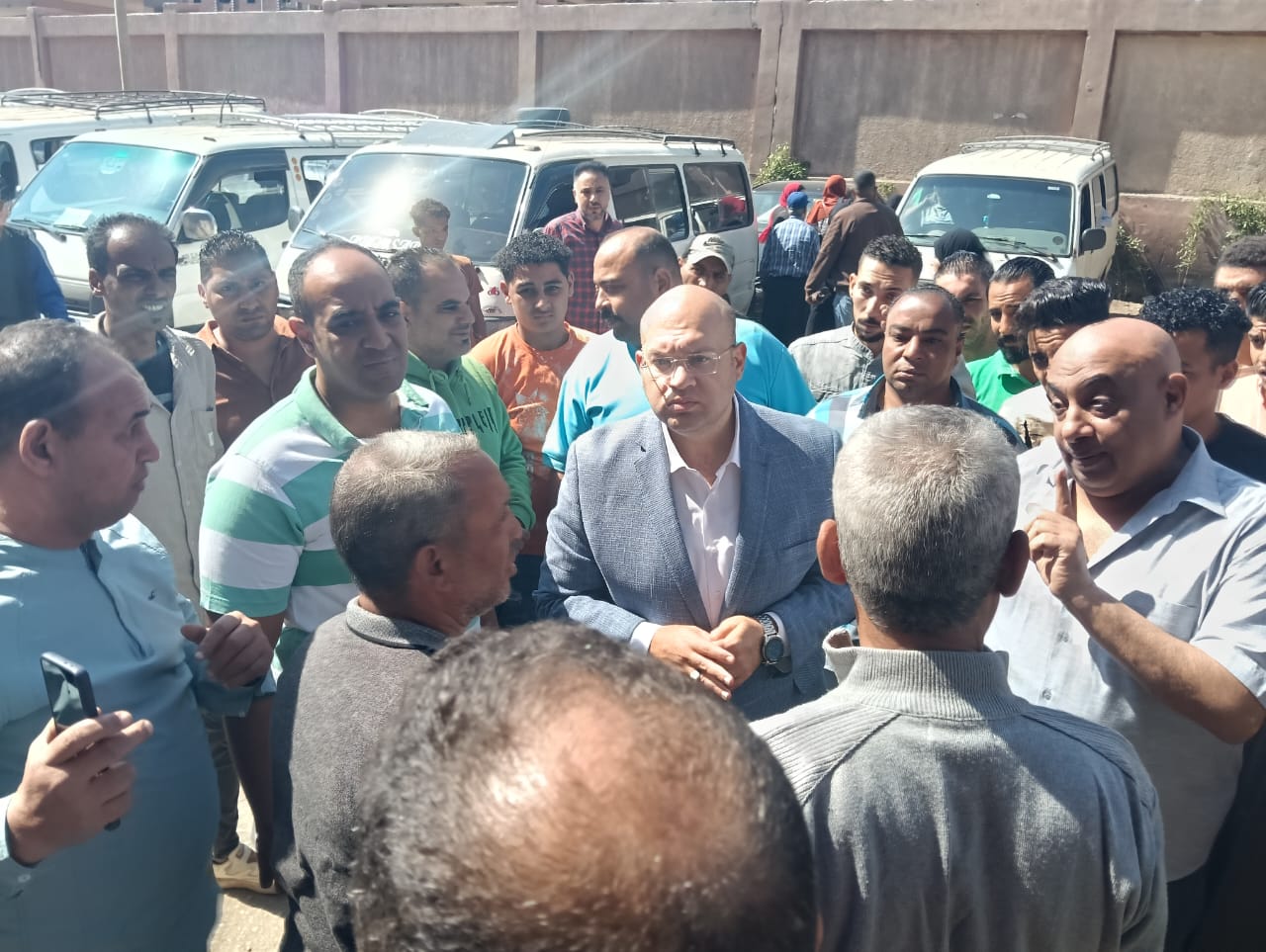 مفاجأة في كرداسة وبشتيل .. نائب المحافظ يضبط المخالفين في جولة ميدانية 1 مفاجأة في كرداسة وبشتيل .. نائب المحافظ يضبط المخالفين في جولة ميدانية