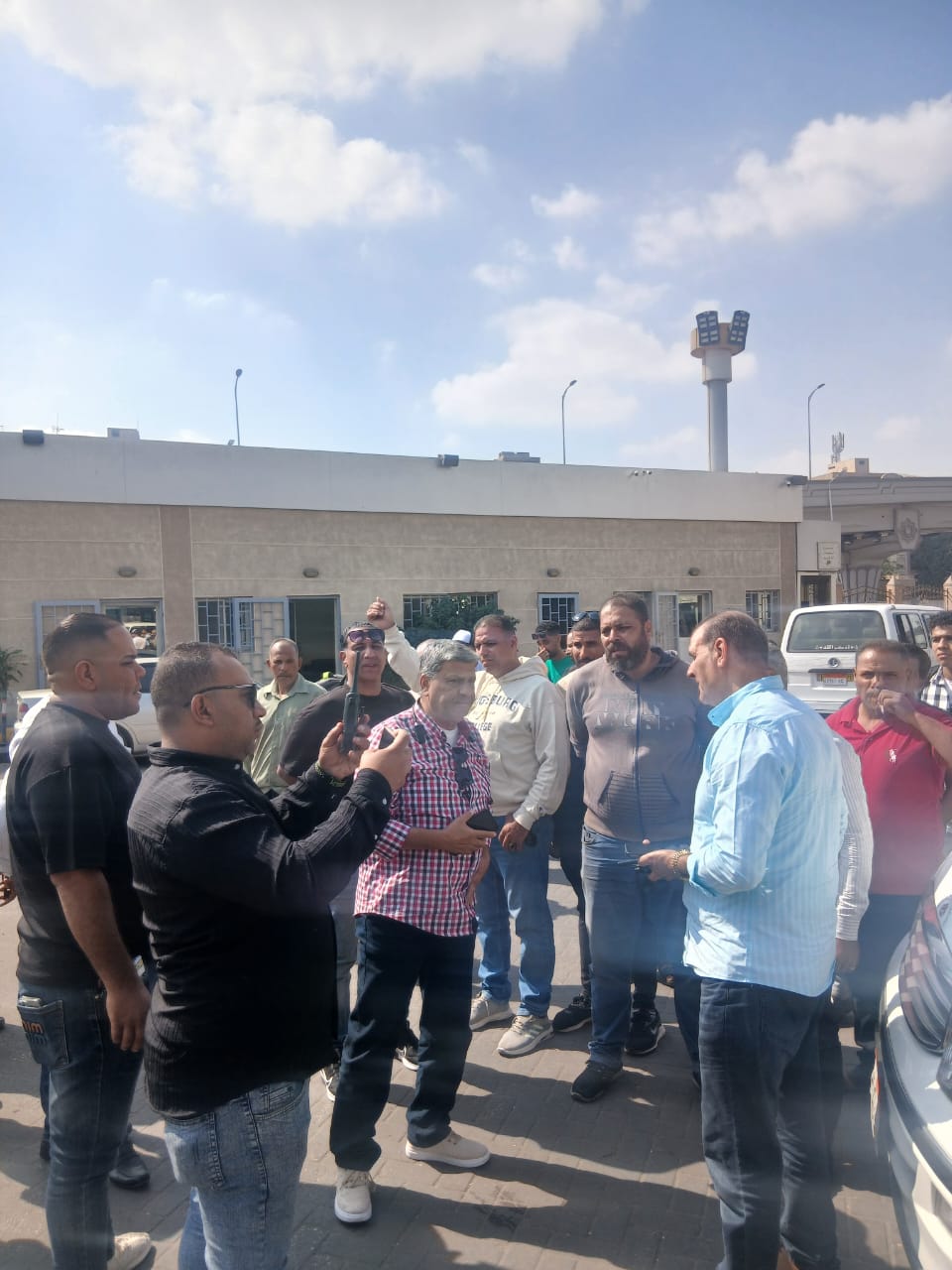 رئيس حى الهرم يتابع بنفسه .. لا تهاون مع أي تجاوز في تعريفة الركوب الجديدة 1 رئيس حى الهرم يتابع بنفسه .. لا تهاون مع أي تجاوز في تعريفة الركوب الجديدة