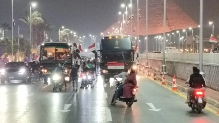 الجيزة تشتعل فرحًا بافتتاح المتحف المصري الكبير .. حافلات تزين الشوارع وأعلام ترفرف بالفخر الوطني