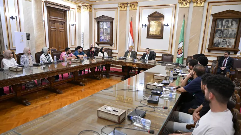 بعد لقاء مثمر مع طلاب التجارة .. رئيس جامعة القاهرة يتدخل بنفسه لحل الأزمات ويُصدر توجيهات فورية
