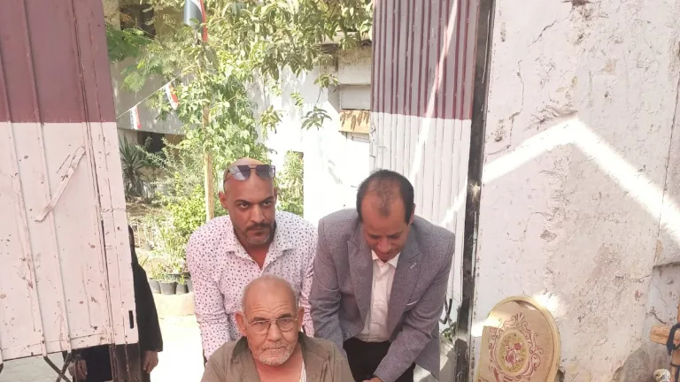 رئيس مدينة البدرشين يضرب أروع الأمثلة في التواضع .. أبو شنب يساعد مسنًا على الإدلاء بصوته