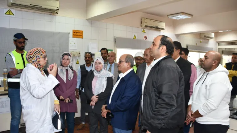 جولة مفاجئة لرئيس القابضة تكشف أسرار منظومة مياه الجيزة .. وهذه أبرز النتائج