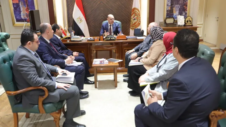 تحرك حكومي لرفع كفاءة المنشآت الصحية .. اجتماع حاسم لتأهيل مهنة مساعد خدمات صحية