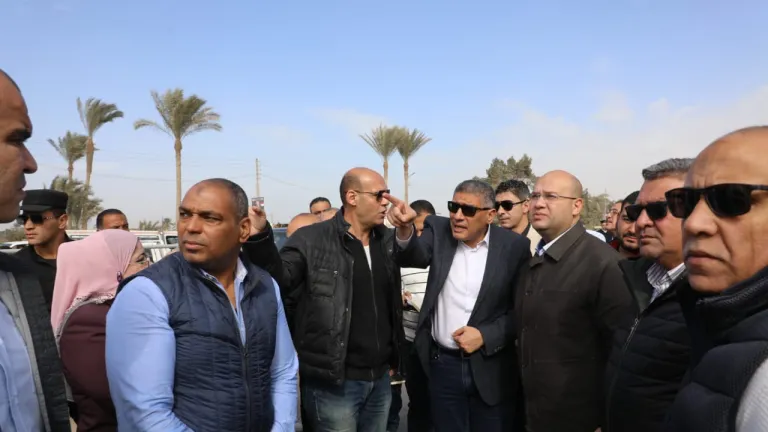 محافظ الجيزة يفجّر القرارات في جولة مفاجئة بموقف الصف الحضاري!