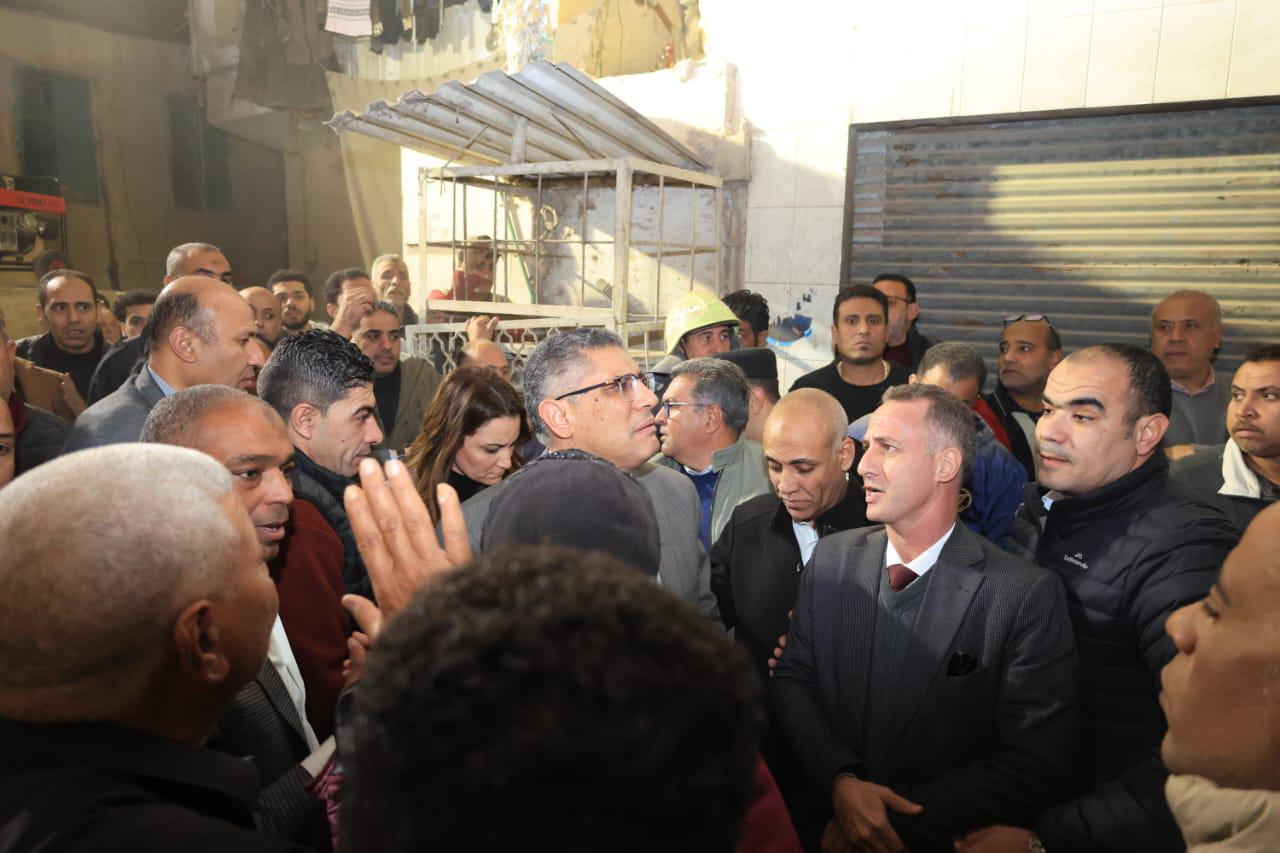 من المستشفى إلى موقع الركام .. محافظ الجيزة يقود جهود الإنقاذ في حادث إمبابة