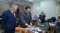 جولة مفاجئة داخل لجان جامعة القاهرة .. ماذا قال رئيس الجامعة للطلاب؟