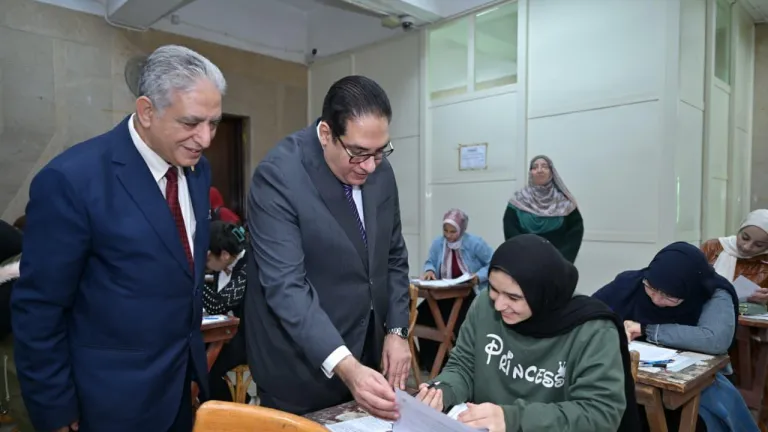 جولة مفاجئة داخل لجان جامعة القاهرة .. ماذا قال رئيس الجامعة للطلاب؟