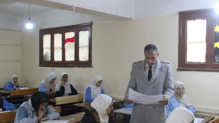 ما الذي حدث داخل لجان الامتحانات بالبدرشين والحوامدية وأبو النمرس؟