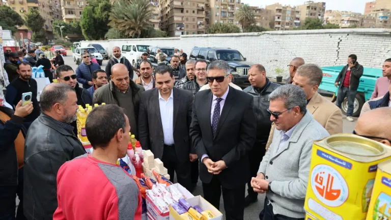 محافظ الجيزة يفتتح سوق اليوم الواحد بإمبابة .. سلع أساسية بأسعار مخفضة تخفف العبء عن المواطنين