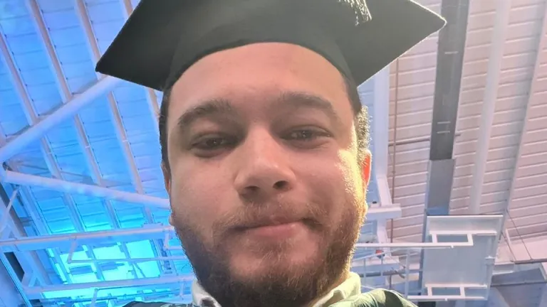 تفوق وإصرار: أحمد محمد الجزار يحصل على الماجستير من جامعة إيست بلندن
