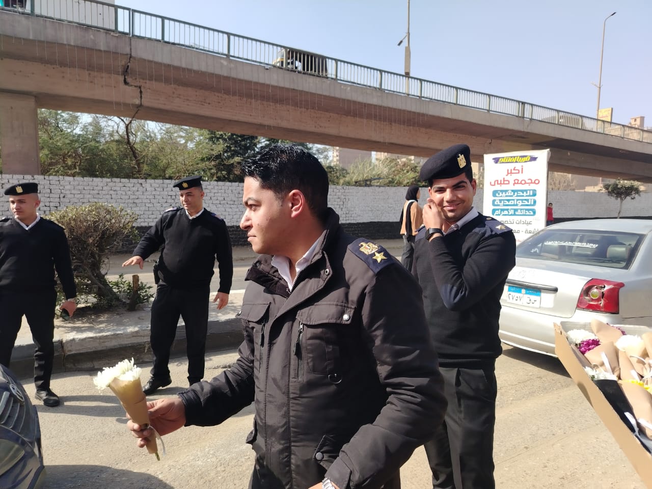 عيد الشرطة.. ورود المحبة تزين شوارع الحوامدية