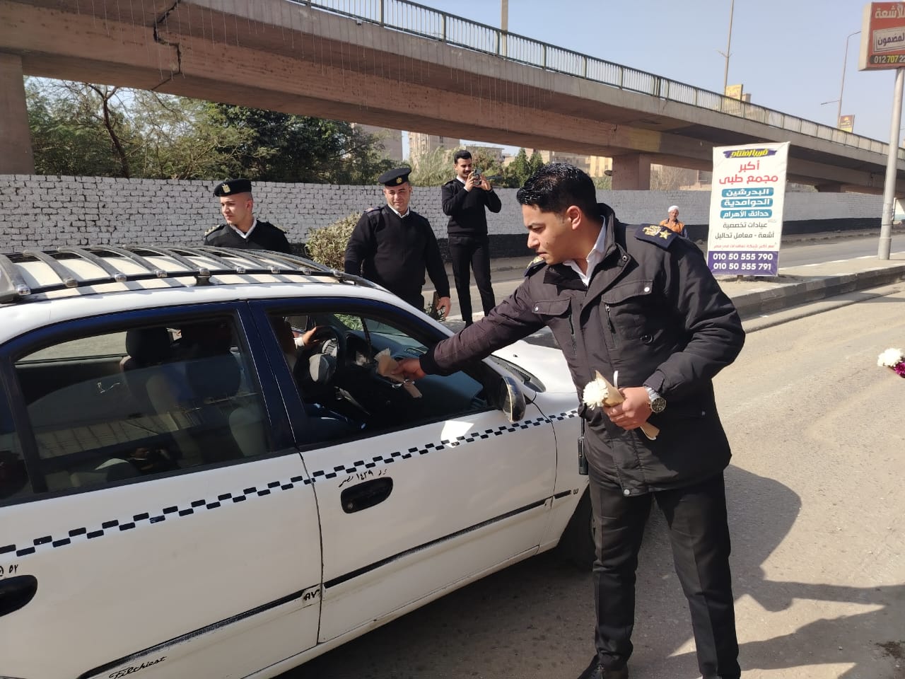 عيد الشرطة.. ورود المحبة تزين شوارع الحوامدية
